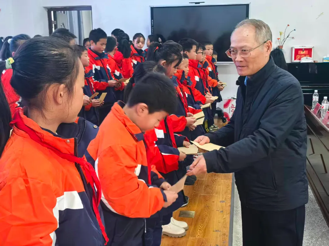 贵州省关工委到遵义市开展青少年关爱活动