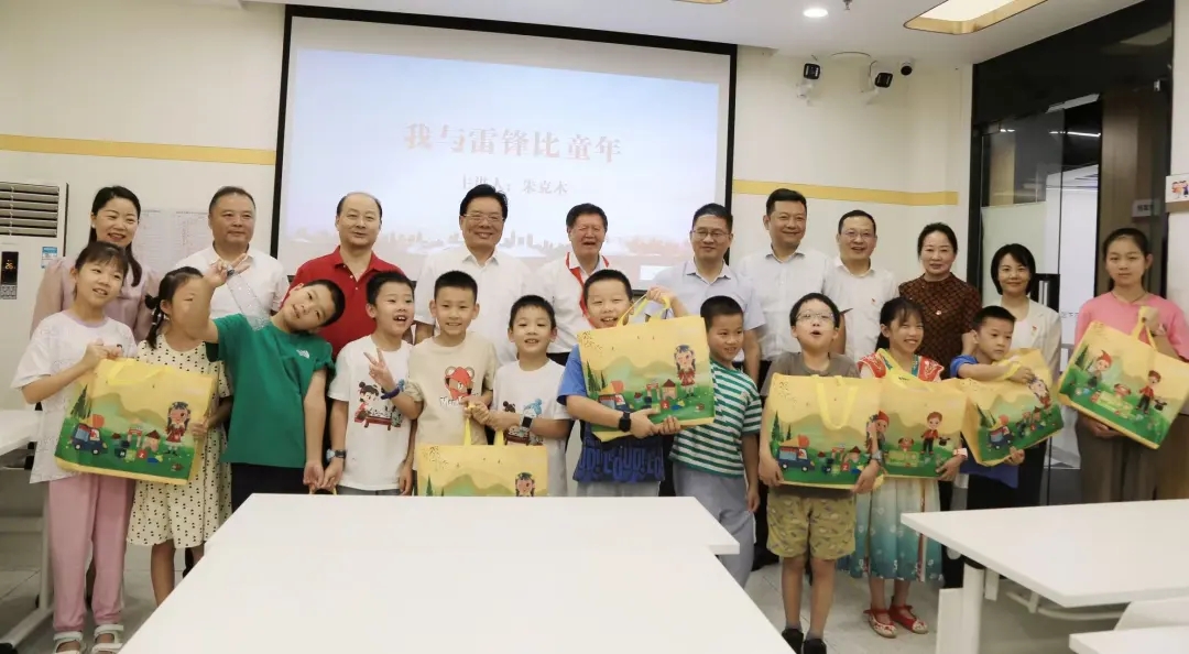 情系“五老”传薪火 盛夏慰问暖人心——湖北省武汉市关工委、市委老干部局走访慰问“爱心托管班”“五老”和青少年代表