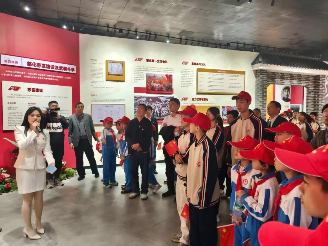 江西省宜春市关工委举行“铭记历史 开创未来”——“三旗飘飘”公益行动