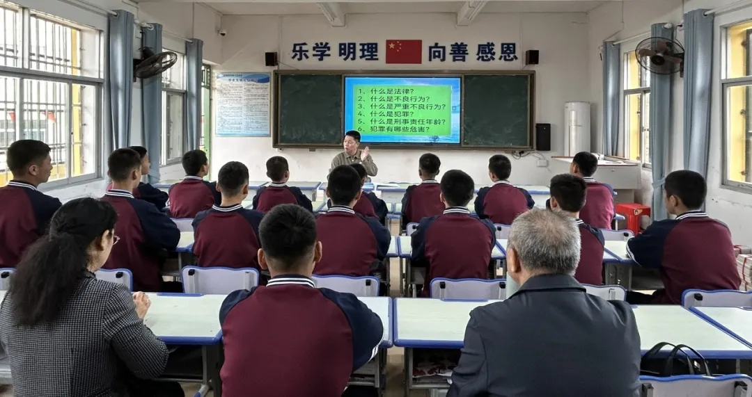 广西壮族自治区防城港市关工委开展“法治进校园 暖心解烦恼”活动