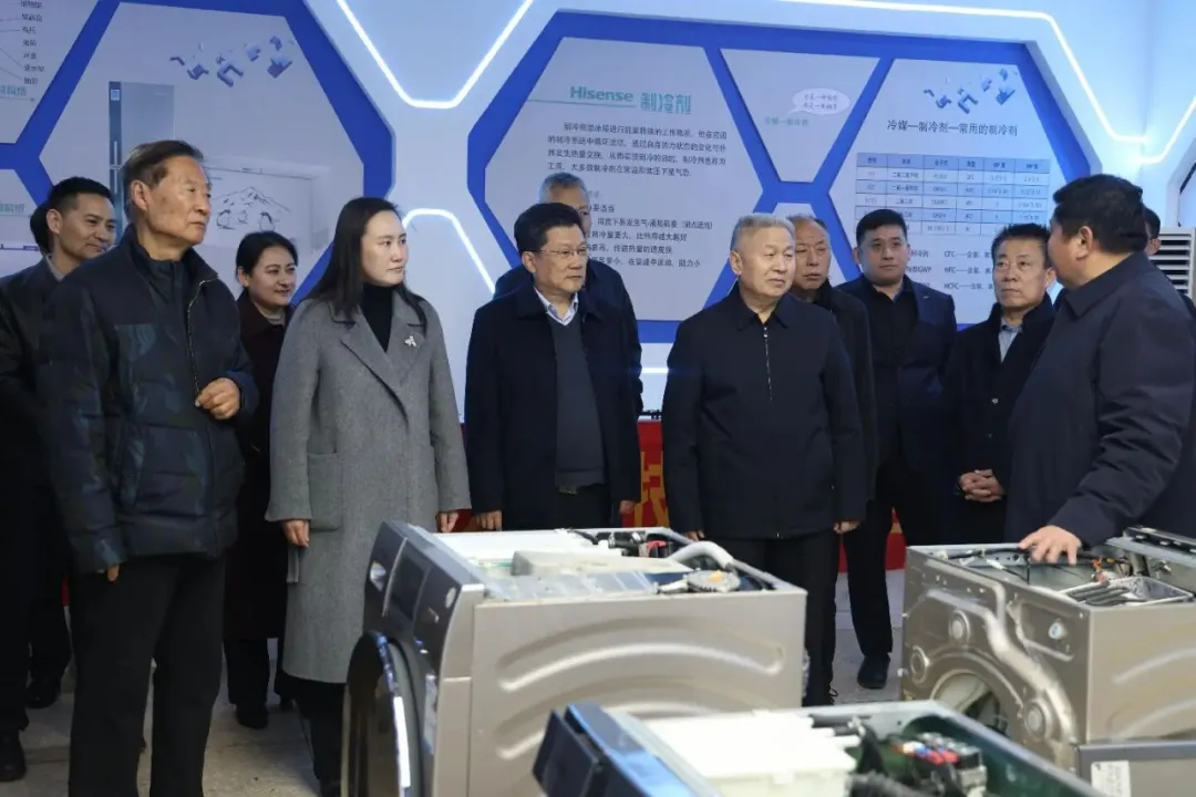 山东省枣庄市关工委联合举办“翰墨传薪育新苗 ‘五老’关怀伴成长”活动