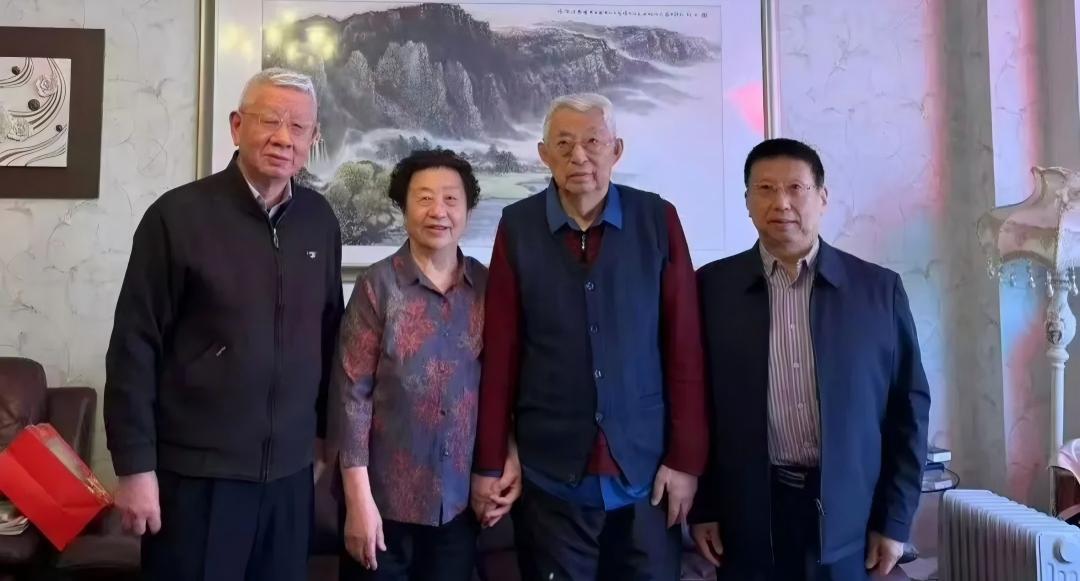 辽宁省大连市关工委走访慰问“五老”代表