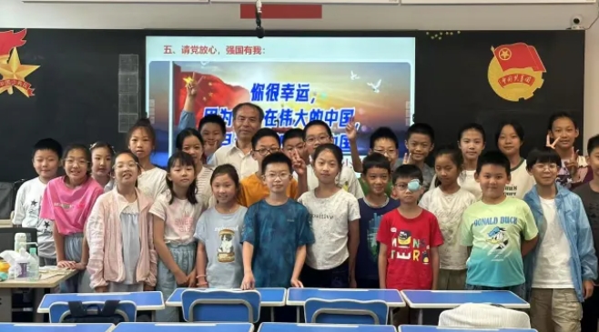 上海市虹口区“虹彩绽放”“五老”宣讲团走进爱心暑托班