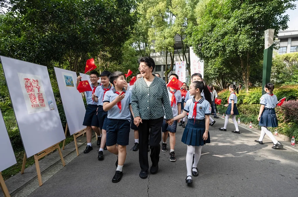 习近平总书记对未成年人思想道德建设作出的重要指示在广大“五老”和关心下一代工作者中引发热烈反响