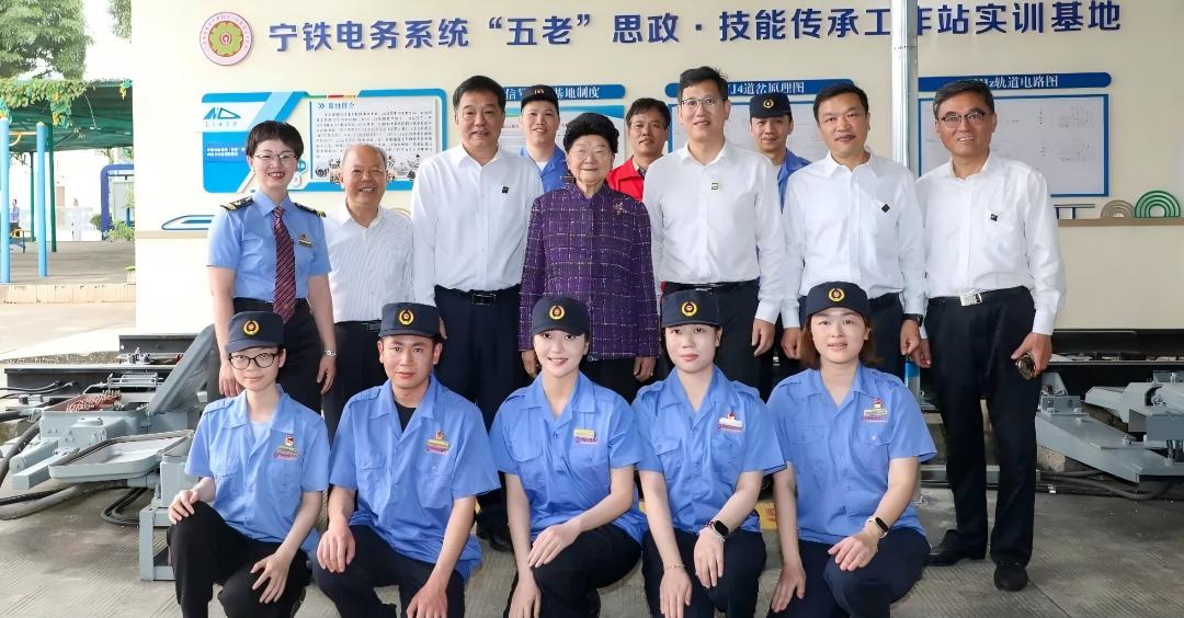 中国关工委主任顾秀莲到南宁局考察关心下一代工作